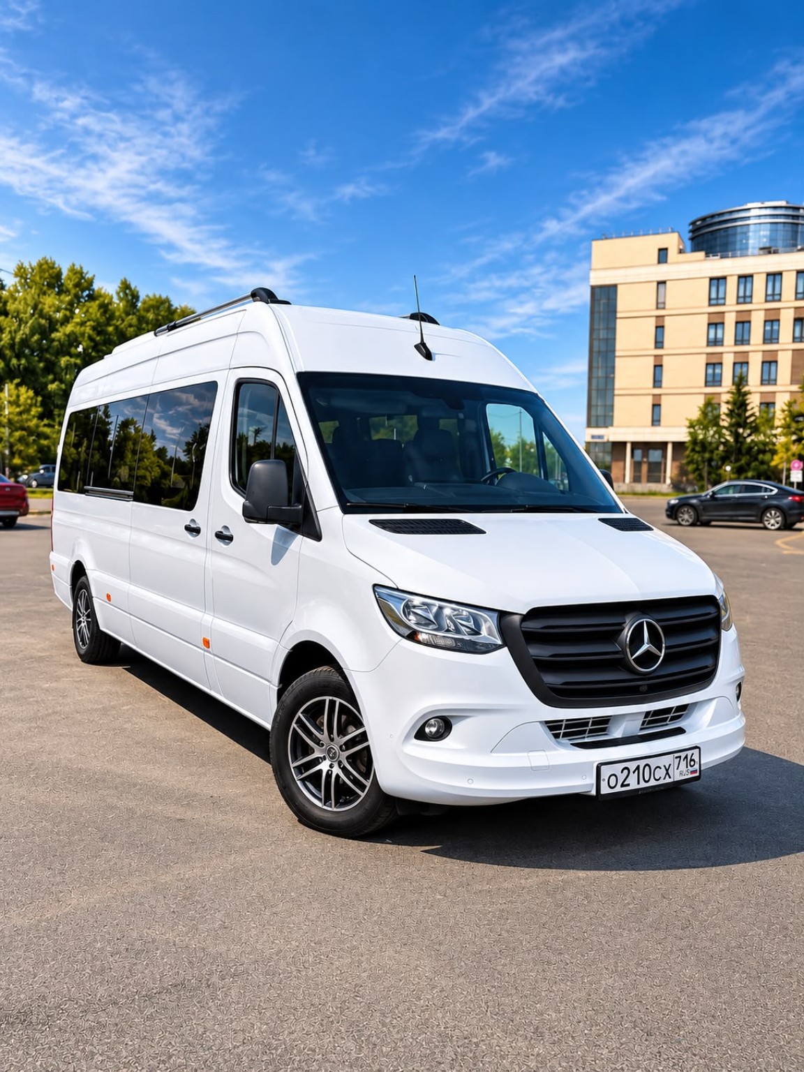 Белый микроавтобус Mercedes-Benz Sprinter