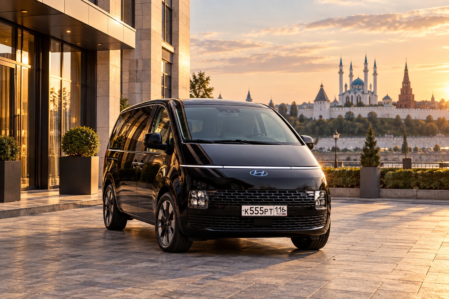 Чёрный минивэн Hyundai Staria