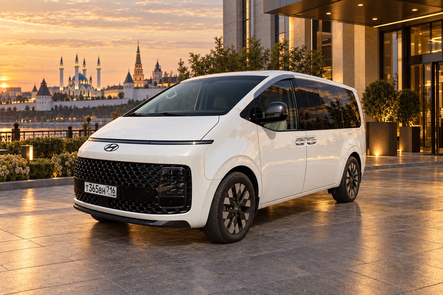 Белый минивэн Hyundai Staria